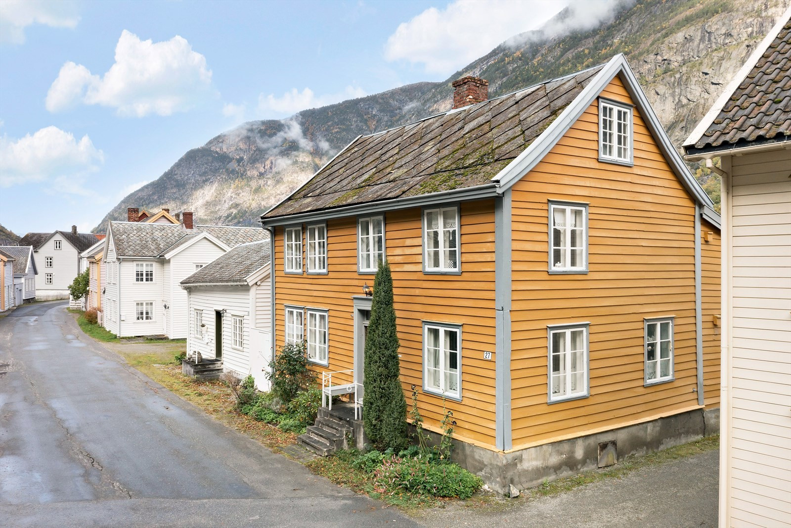 Innhaldsrik eigedom med særpreg og karakter på Gamle Lærdalsøyri.