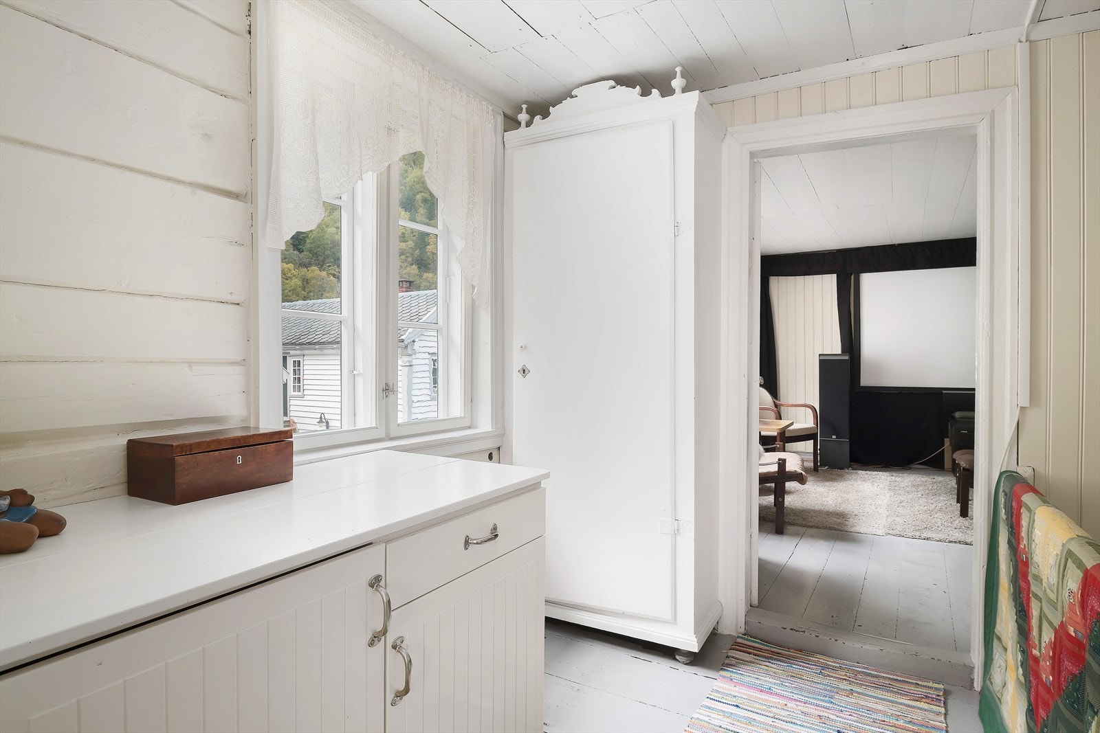 Huset framstår med sjel og sjarm og enkelte overflater er frå byggeår. Galleribilde