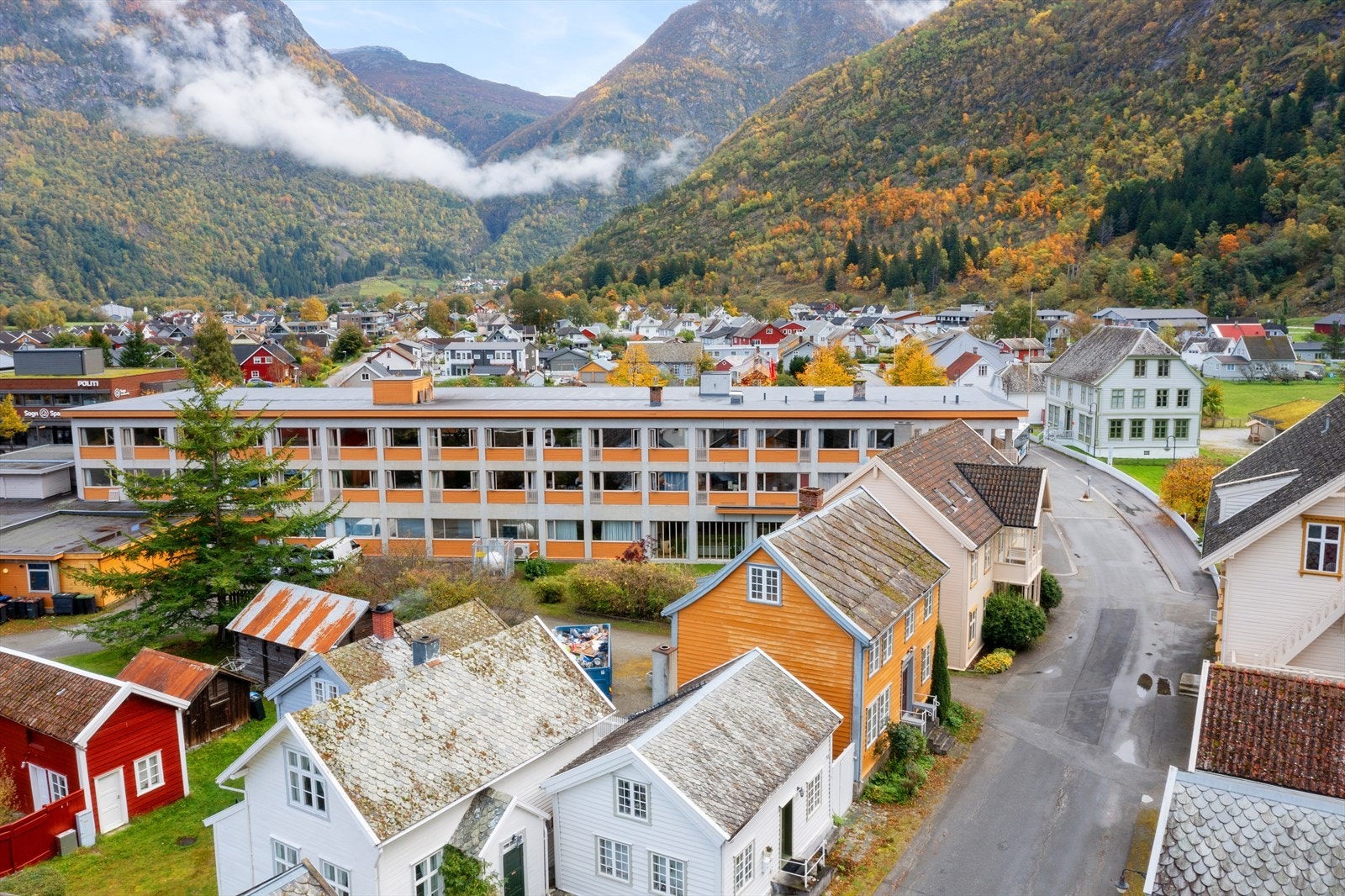 Eigedomen er næraste nabo til Lindstrøm Hotel og har kort gangavstand til alt Lærdalsøyri har og by på. Galleribilde
