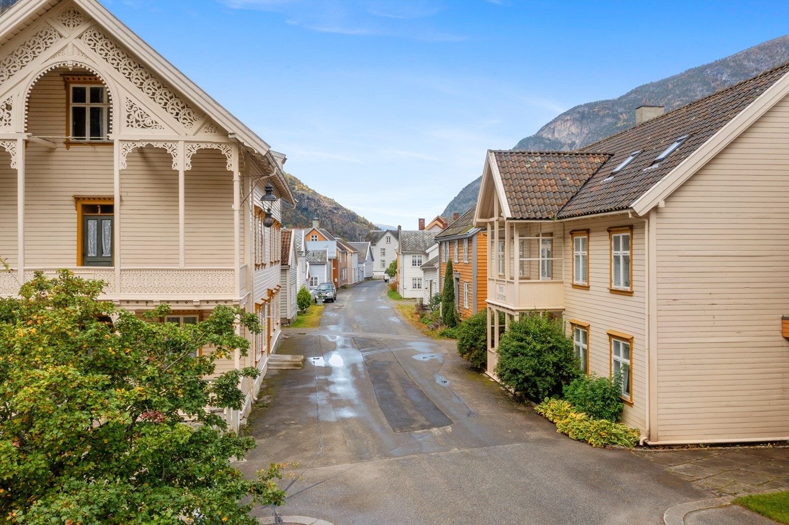 Gamle Lærdalsøyri er verna og har omlag 170 trebygningar frå 17-1800 talet. Galleribilde