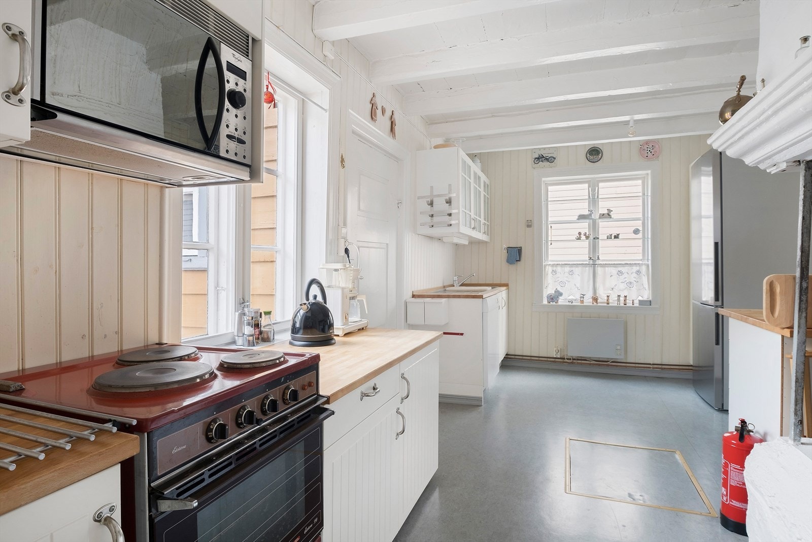 Frittståande kvitevarer og heiltre benkeplate. Galleribilde