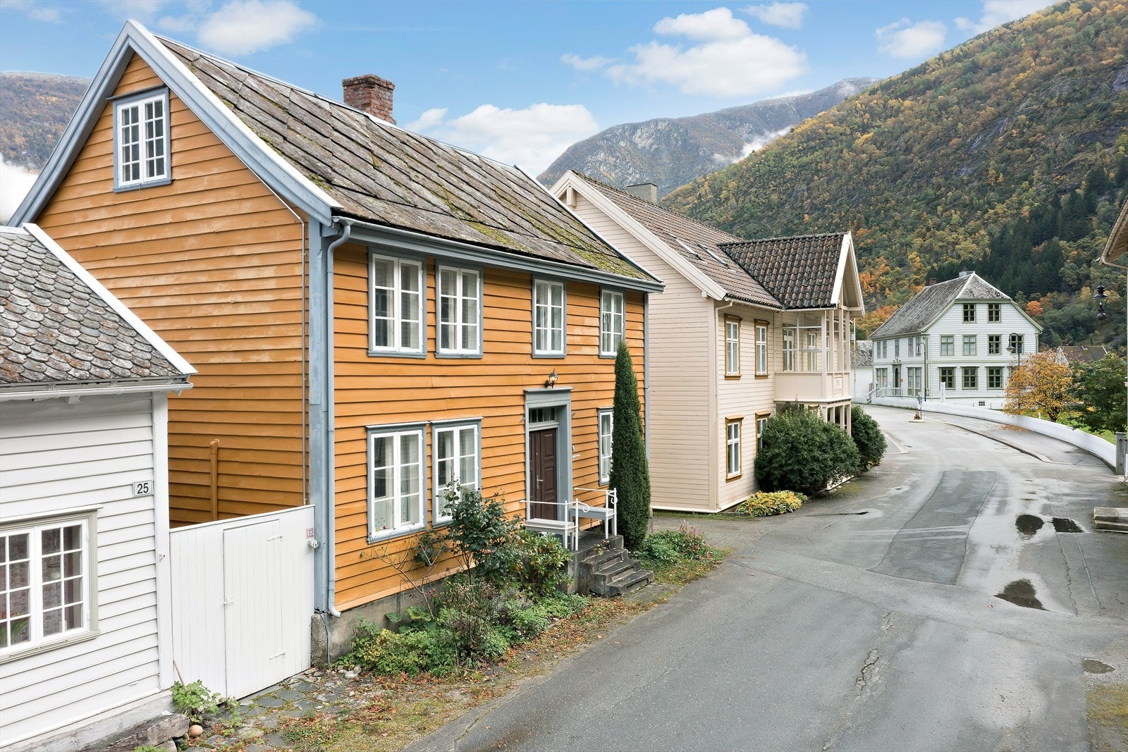 Ein sjarmerande bustad i det verneverdige trehusmiljøet på Gamle Lærdalsøyri. Galleribilde