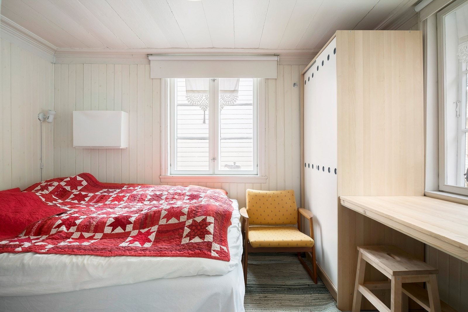 Soverom med garderobeskap. Galleribilde
