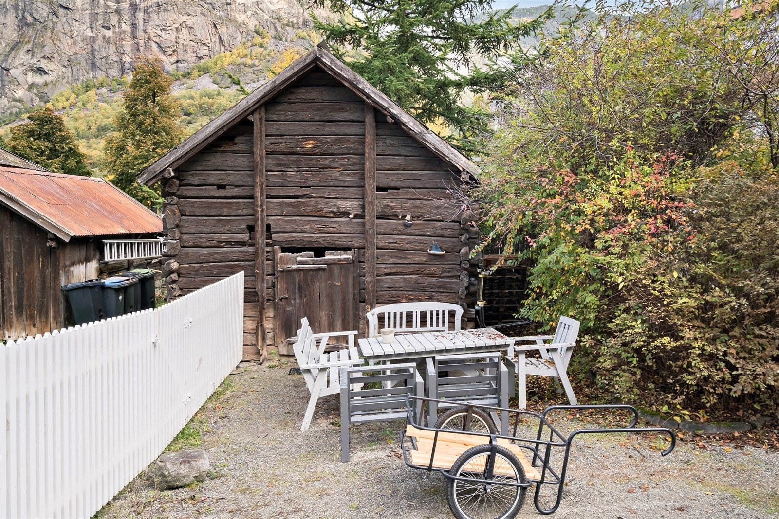 I hagen er det også ein eldre garasje/bod. Galleribilde