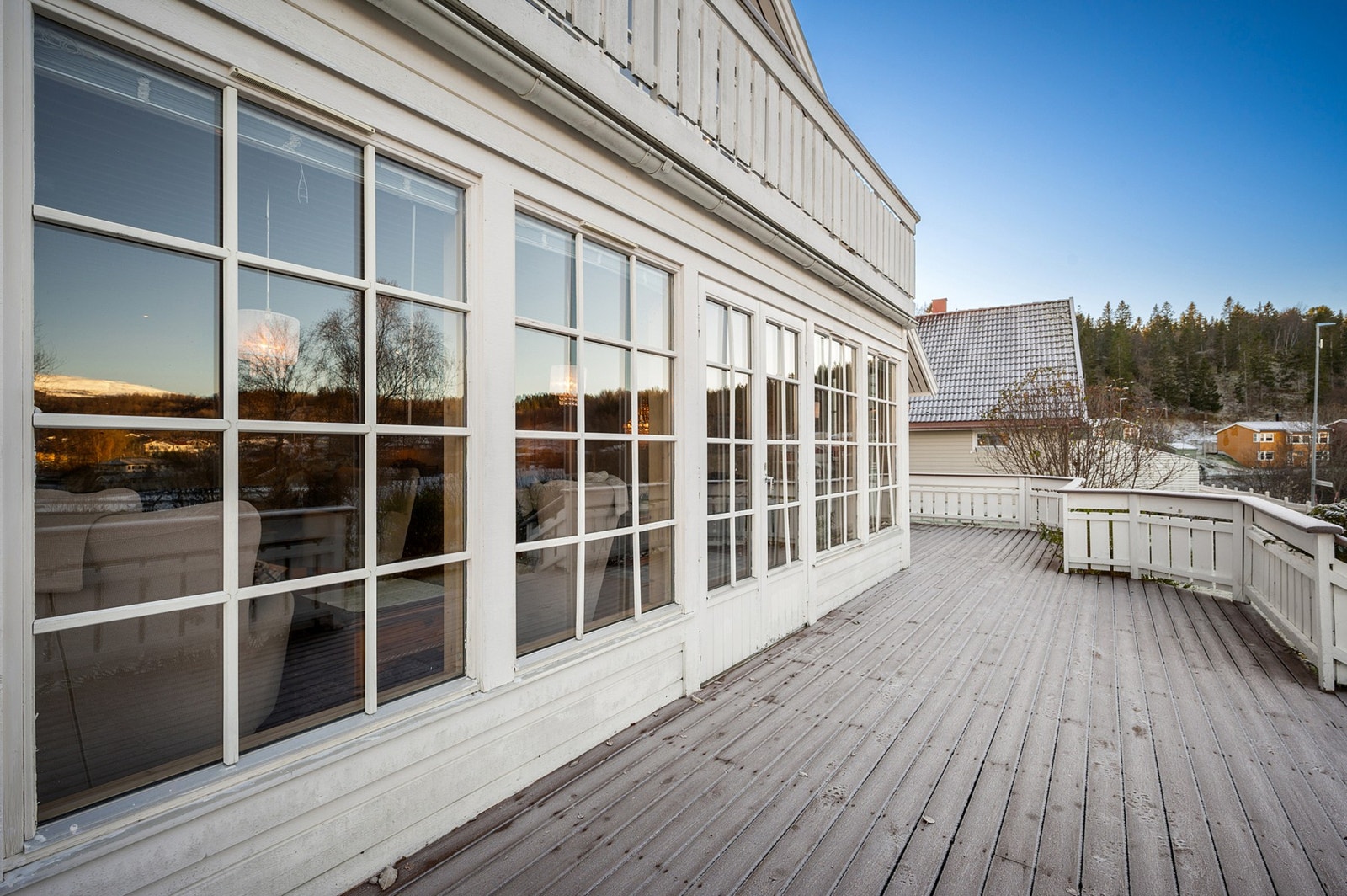 Boligen har romslig vestvendt terrasse med god plass til hagemøbler Galleribilde