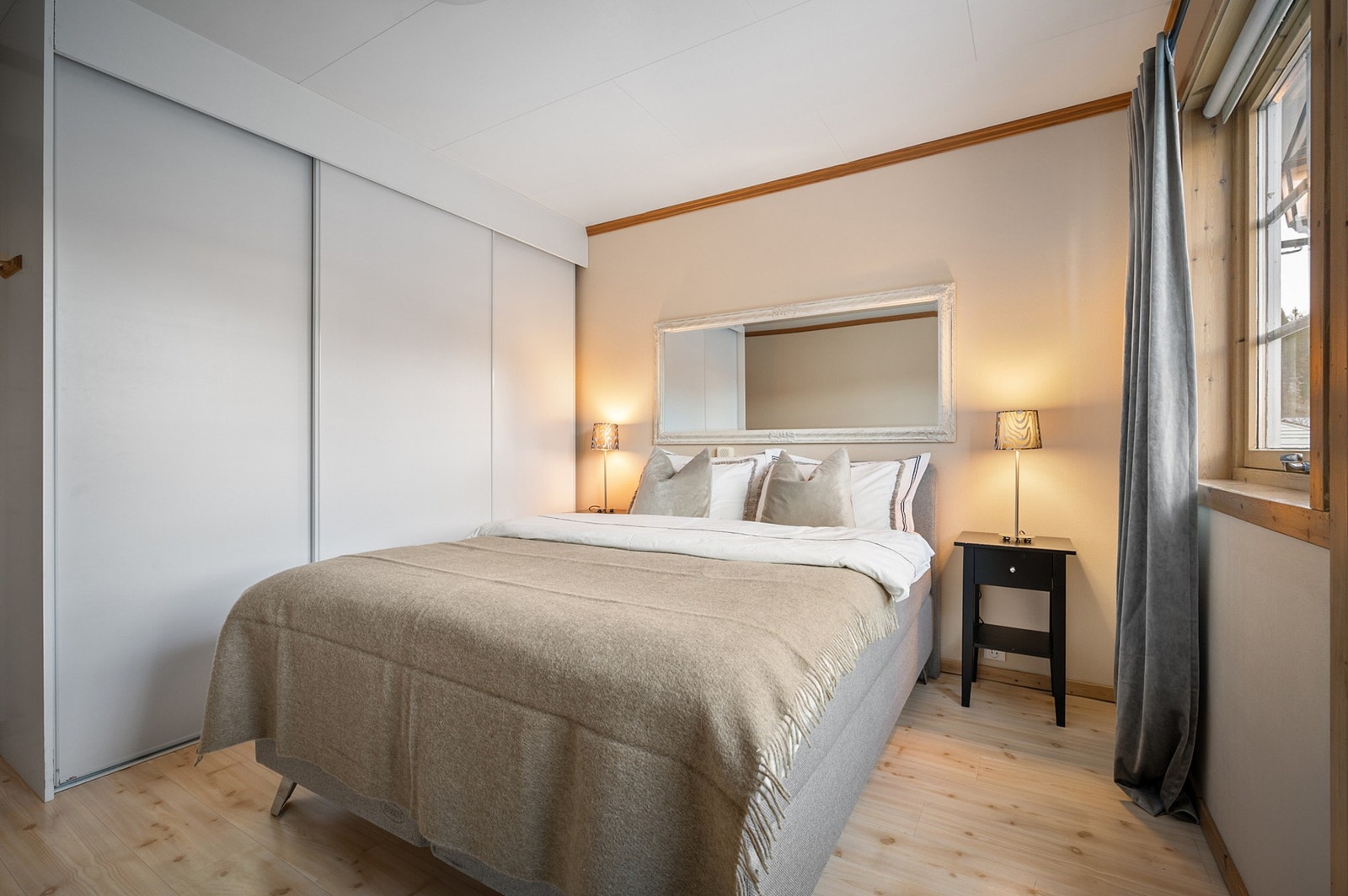 Kommer med praktisk skyvedørsgarderobe Galleribilde