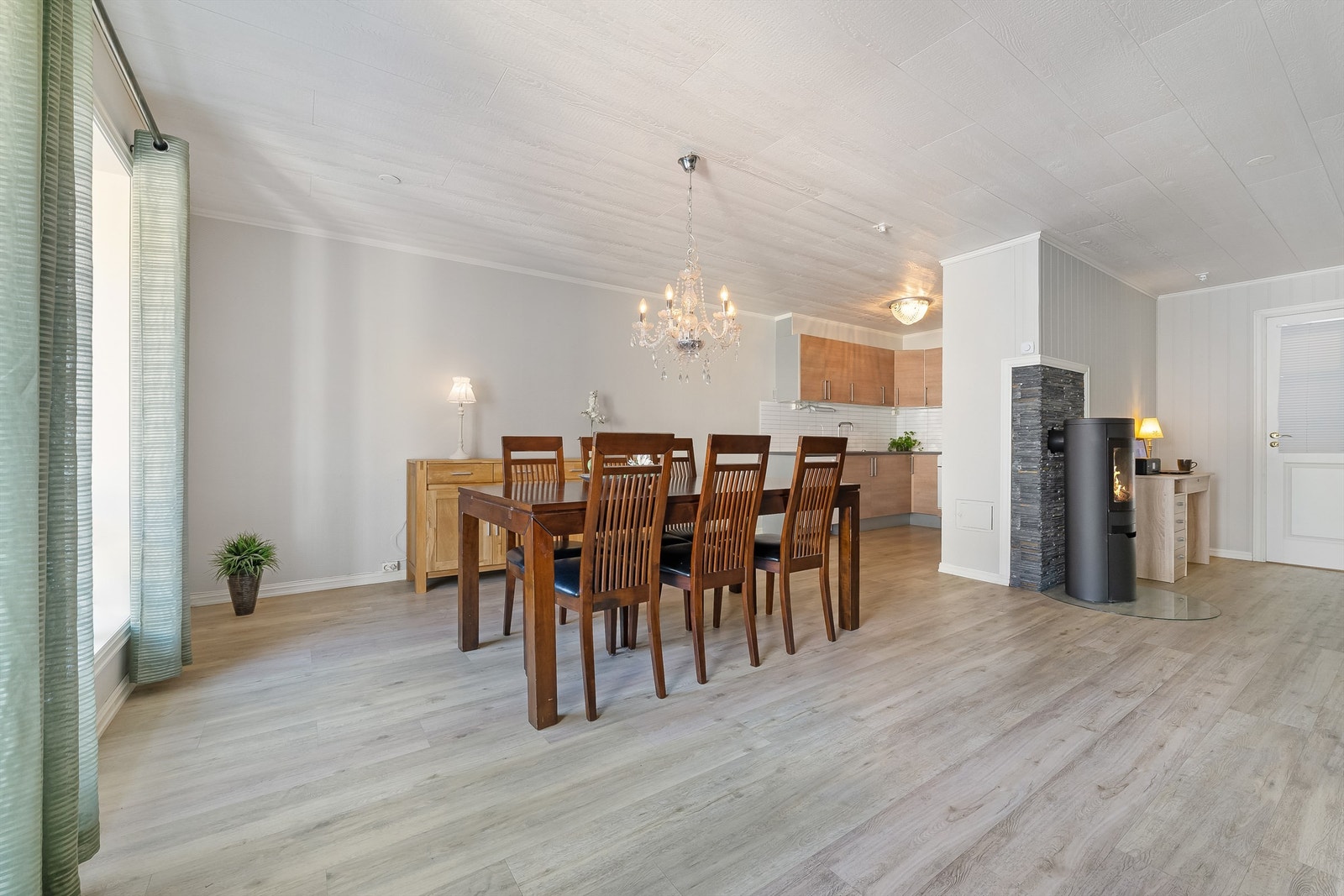 Åpen løsning mellom stue og kjøkken. Galleribilde