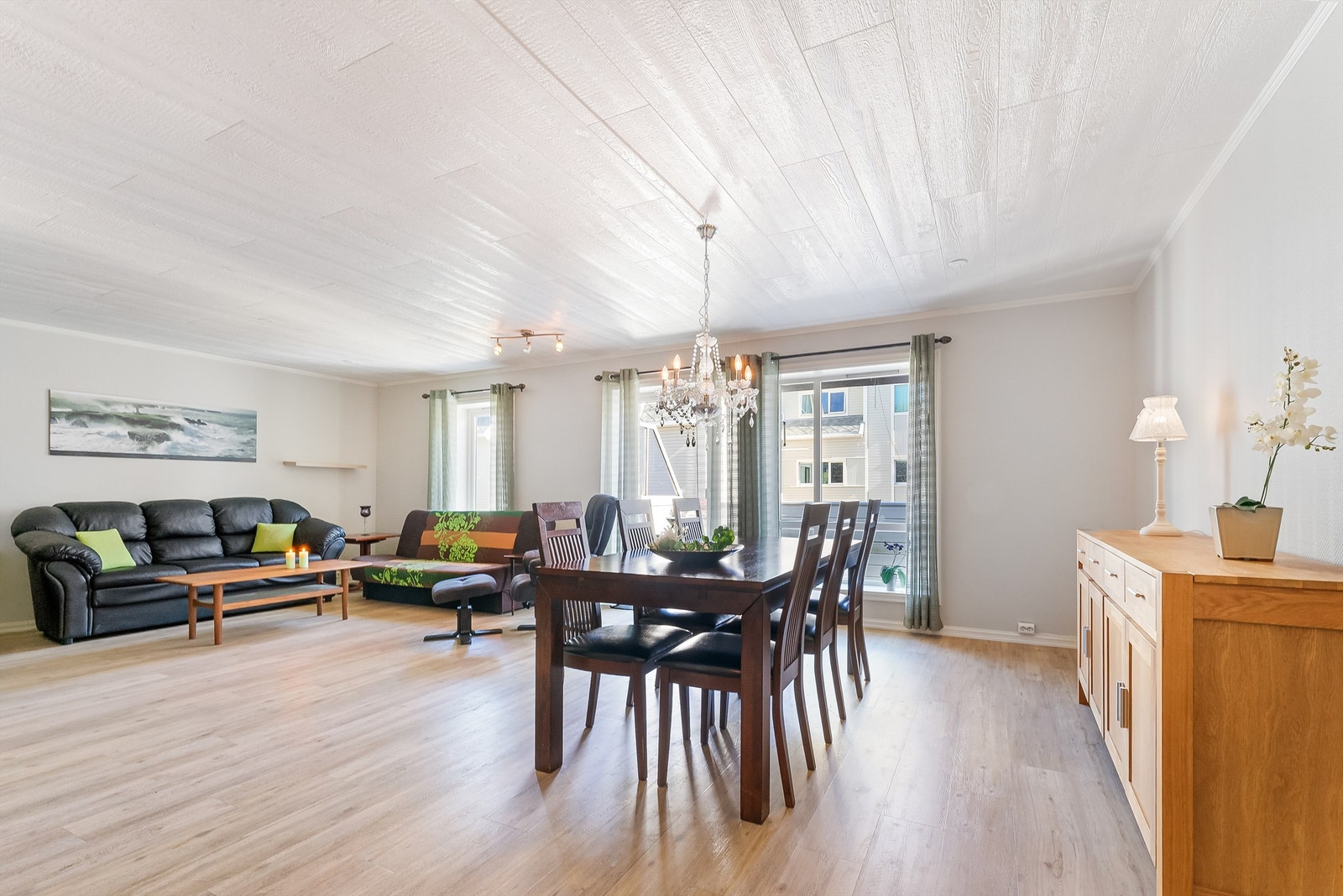 Fra stue er det utgang til balkong. Galleribilde