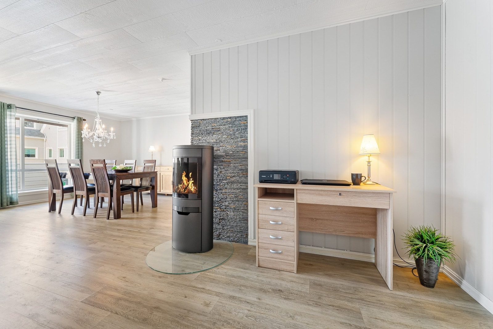 Vedovn i stue. Galleribilde