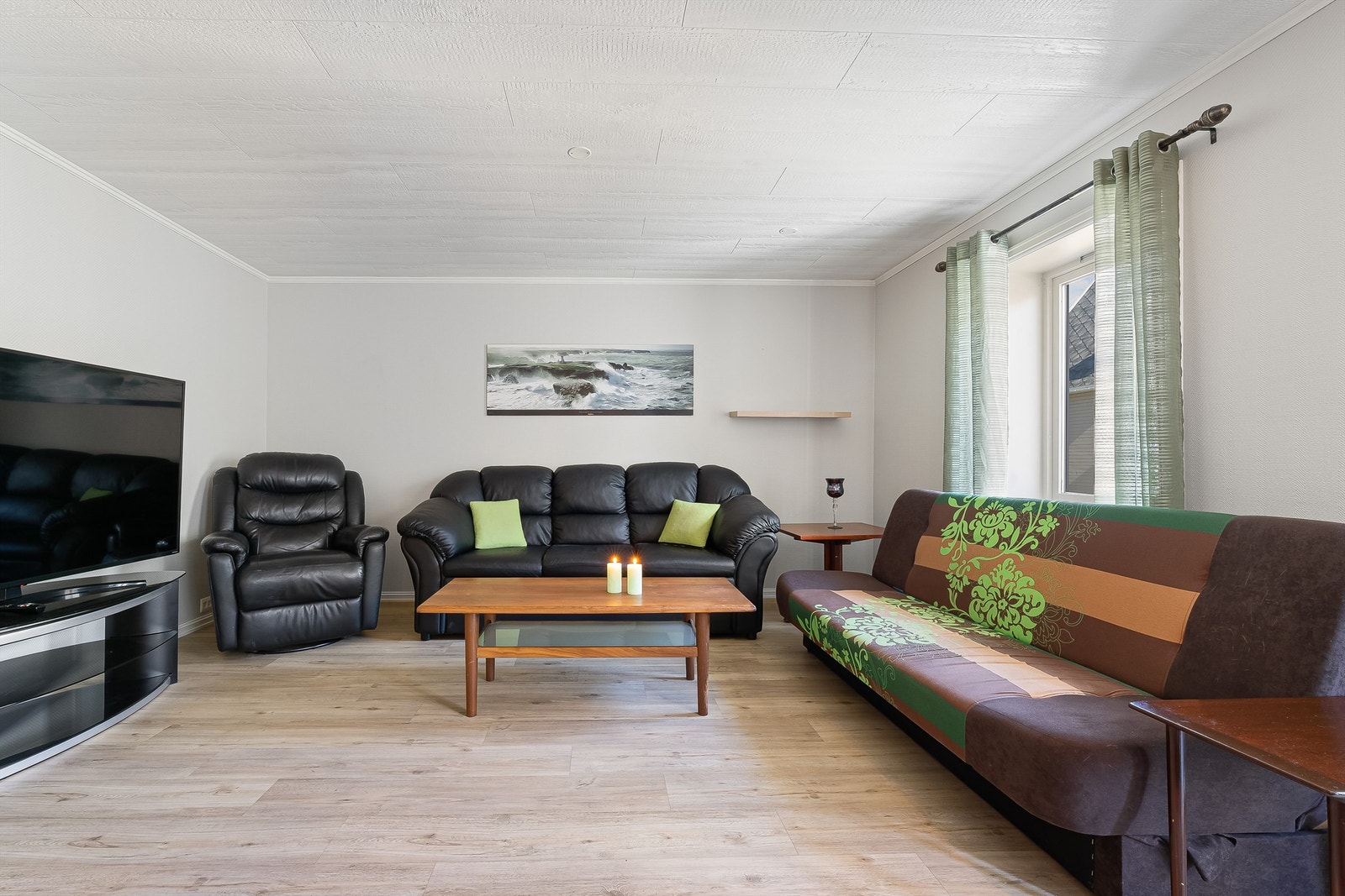 Romslig stue i leilighetens 1. etasje. Leiligheten går fra 3. til 5. etasje. Galleribilde