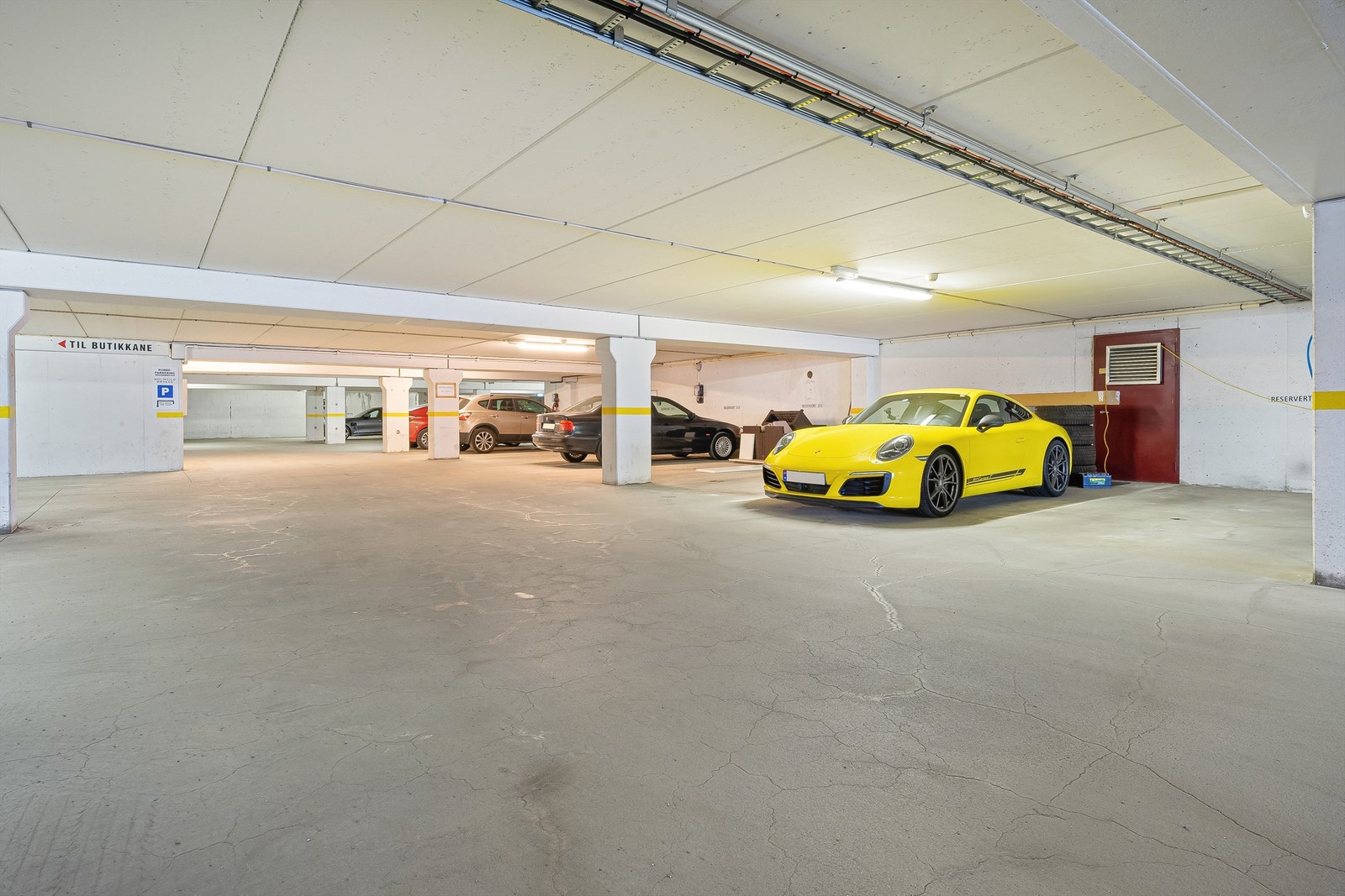 Leiligheten disponerer p-plass i kjeller. Galleribilde