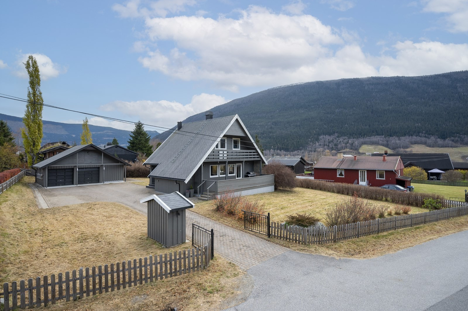 Innholdsrik enebolig med romslig, inngjerdet og tilnærmet flat tomt, sentralt nord i Kvam sentrum. Stor garasje.