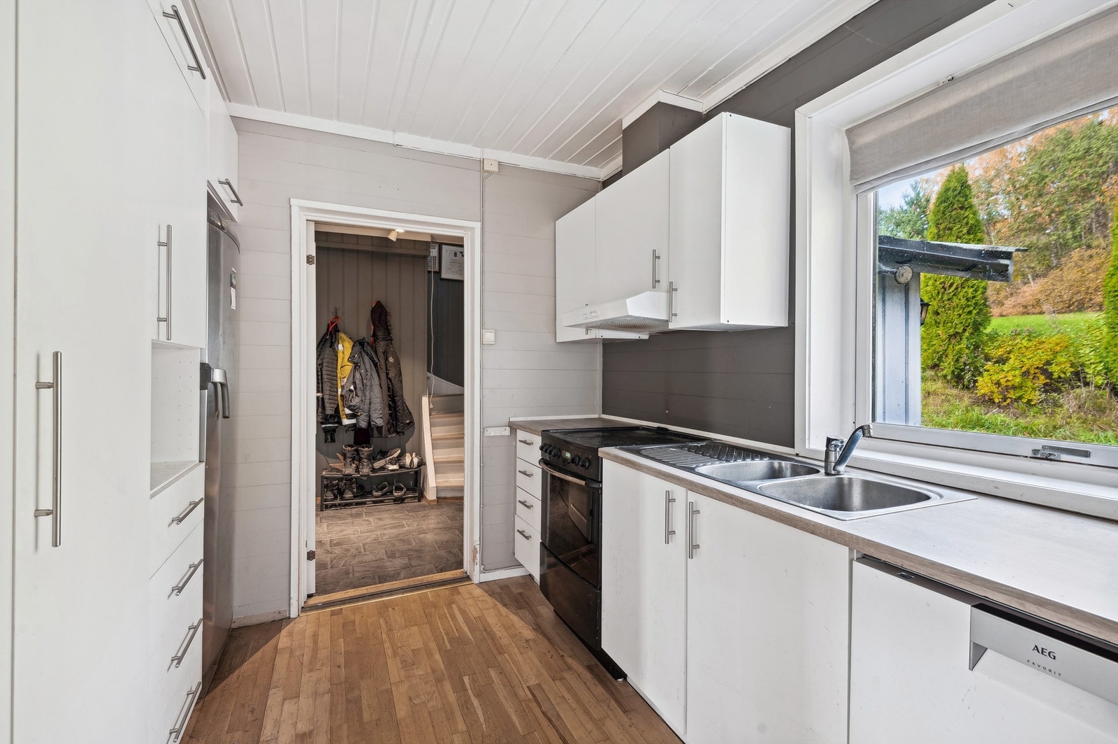 Kjøkken med rikholdig innredning med glatte fronter Galleribilde