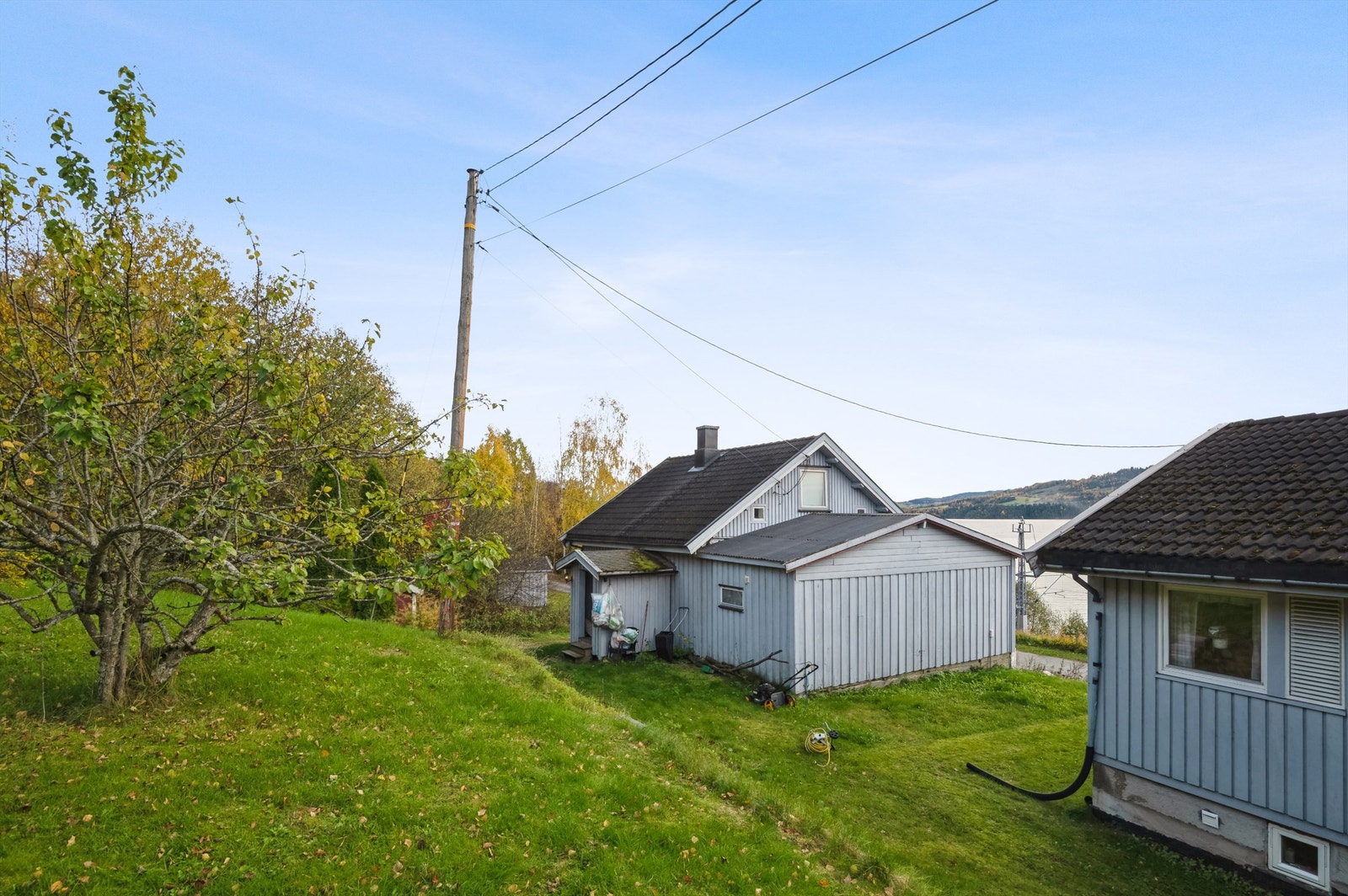 Fasade og hage Galleribilde