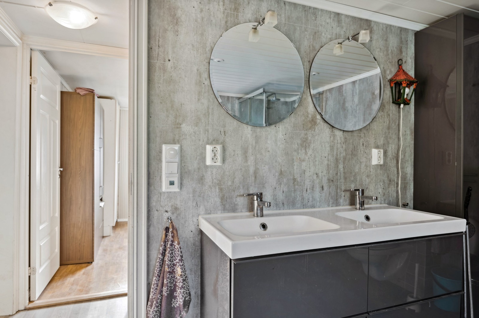 Badet er pusset opp i moderne farger og materialvalg Galleribilde