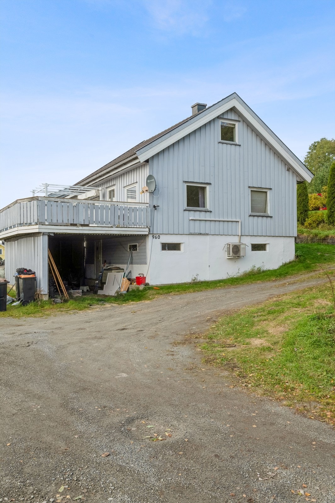 Det er carport under terrassen Galleribilde