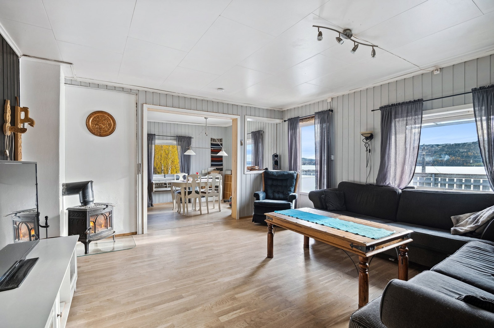 Todelt stue med koselig vedovn Galleribilde