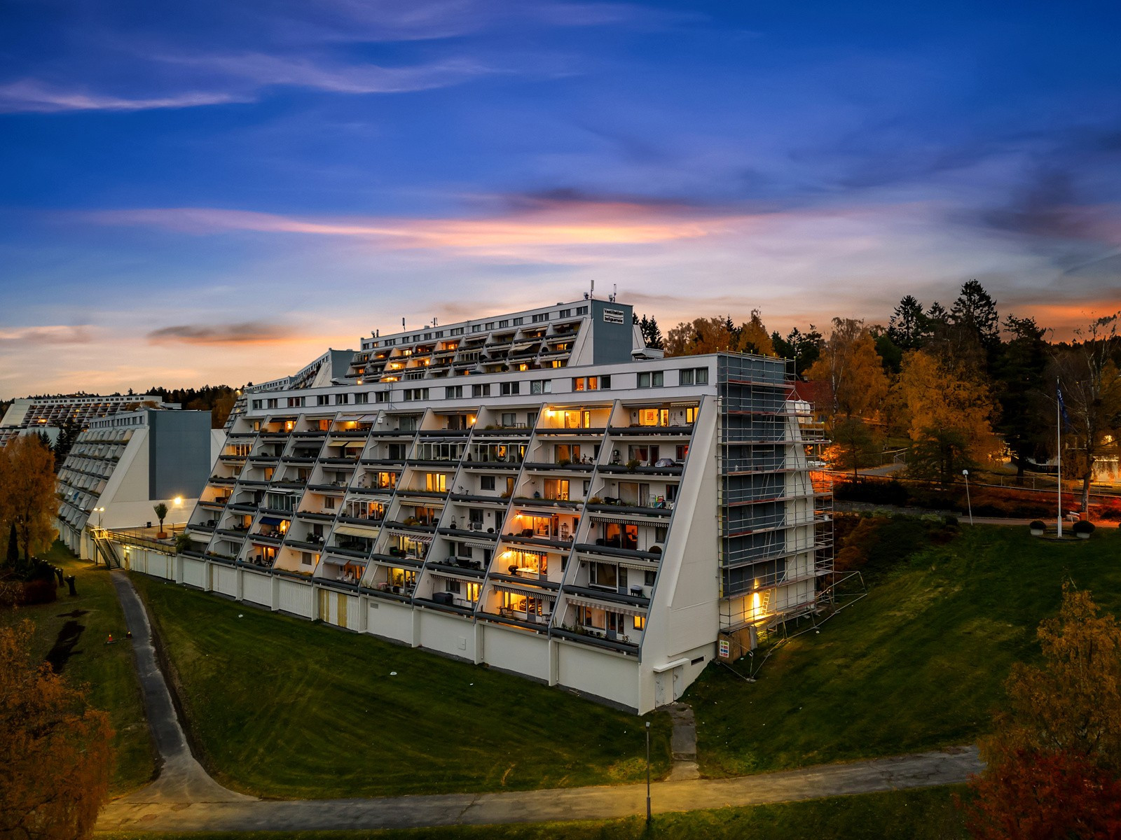 Spennende oppussingsobjekt med stor, vestvendt terrasse og langstrakt utsikt. Garasje.