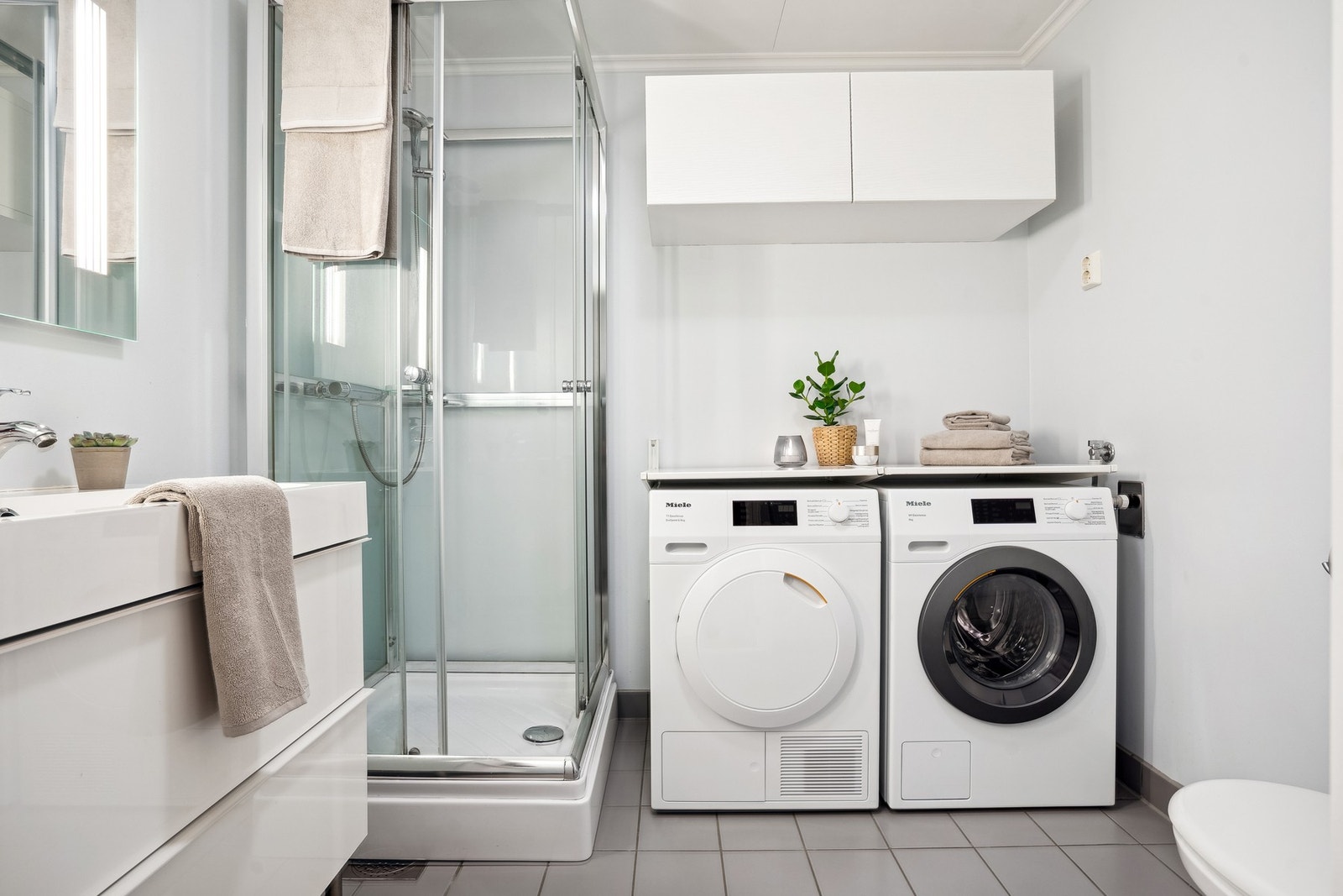 Lyst og fint baderom med varmekabler i flislagt gulv. Galleribilde