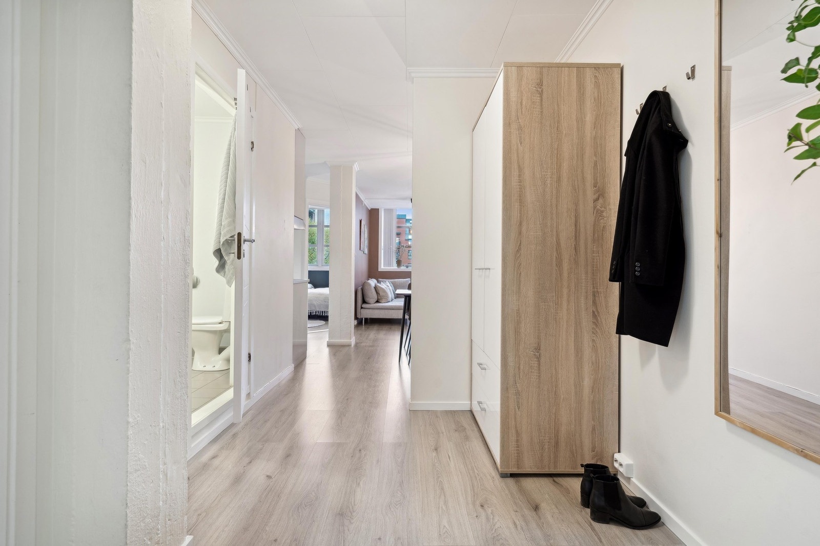 Romslig entré med rikelig plass til å kle av seg diverse klær og sko. Her har man gode oppbevaringsmuligheter i garderobeskap. Galleribilde