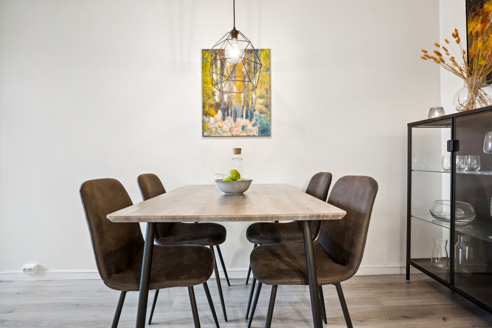 Plass til en trivelig spiseseksjon i nærhet til kjøkkenet. Galleribilde