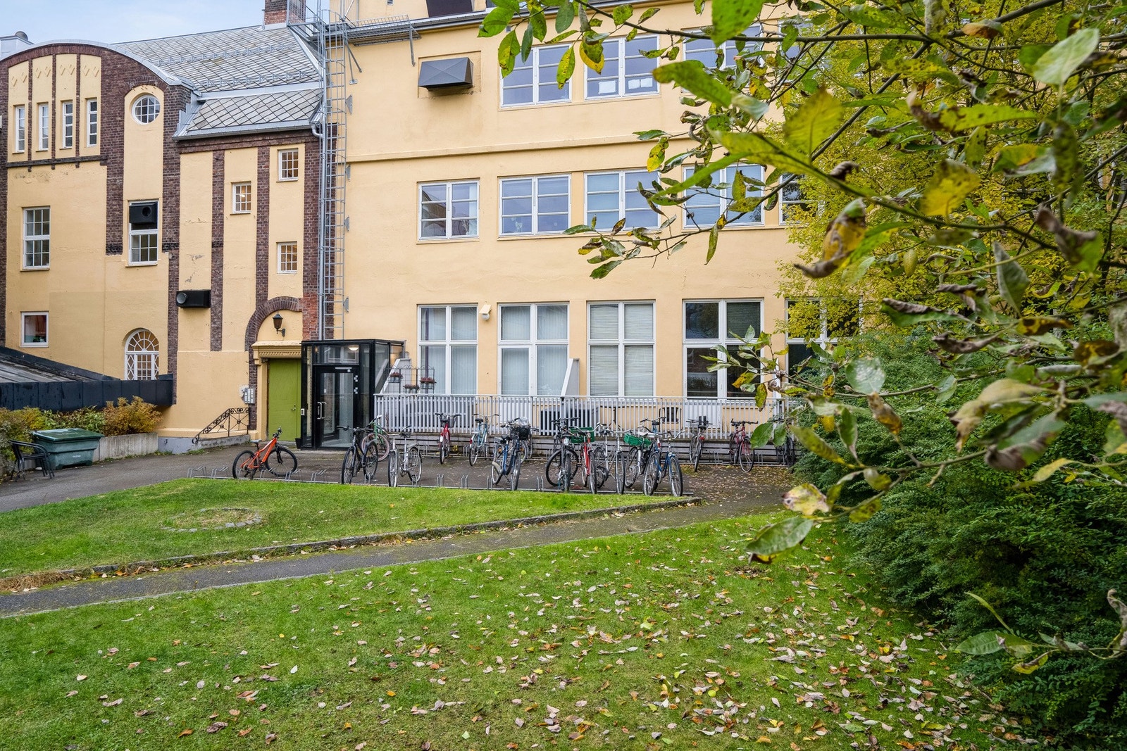 Boligen har en attraktiv beliggenhet på sentrale Buran med nærhet til "alt". Galleribilde