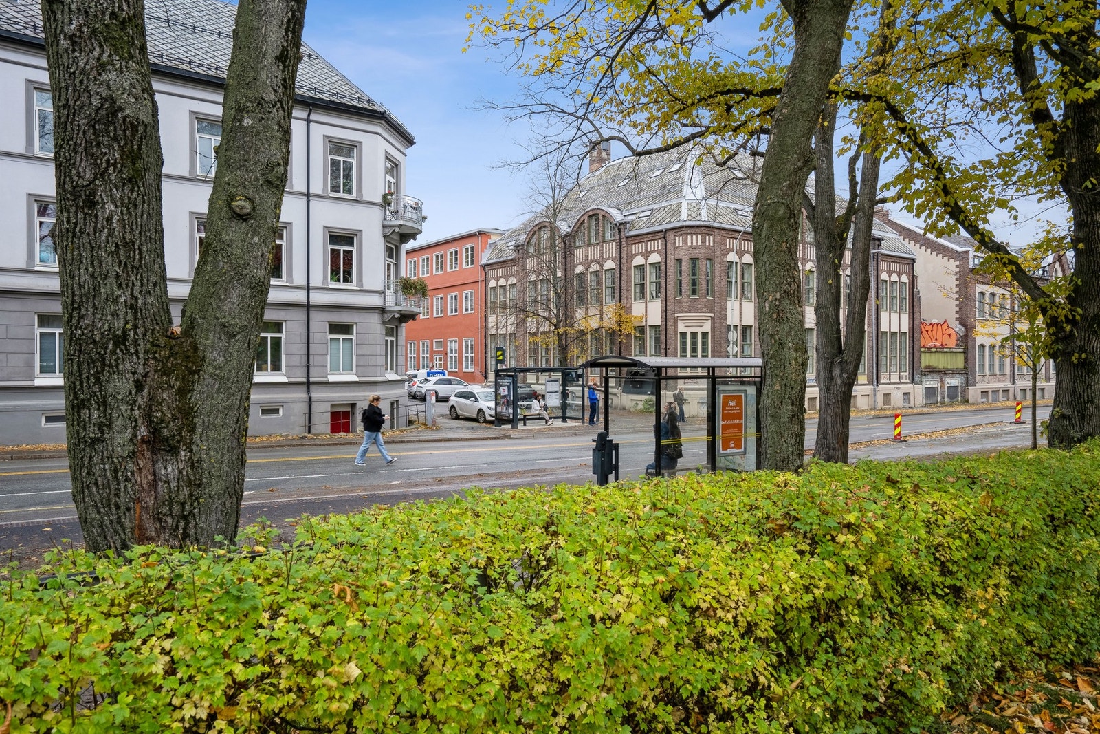 Rett utenfor boligen har man tilgang på svært gode kollektivforbindelser. Galleribilde