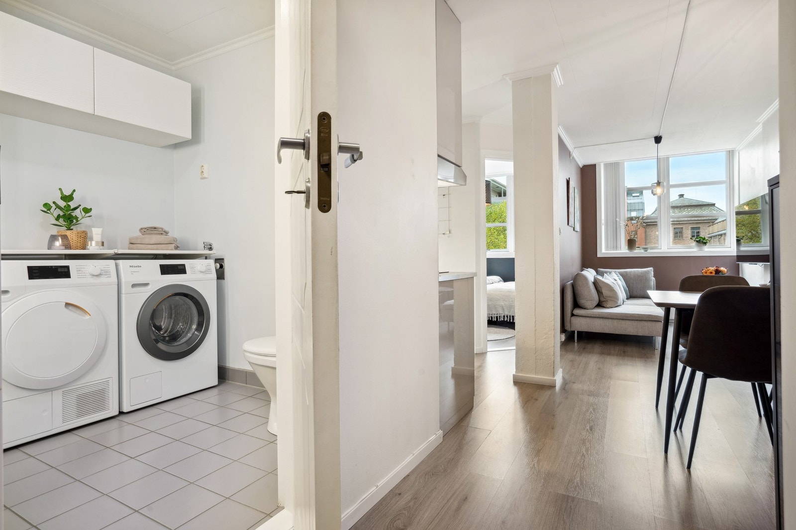 På badet er det opplegg for vaskemaskin, samt tørketrommel dersom ønsket. Galleribilde