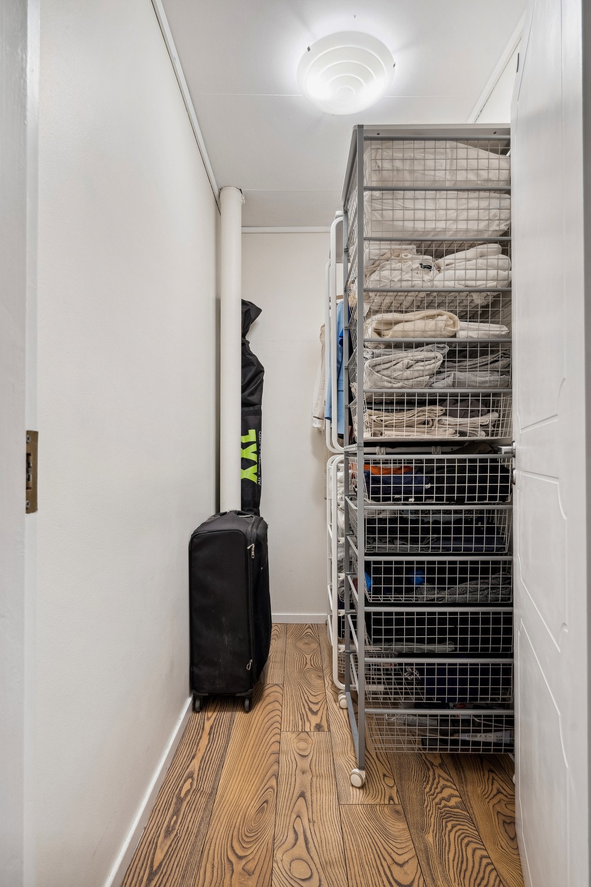 Innvendig bod på 2,6 kvm med gode oppbevaringsmuligheter. Galleribilde