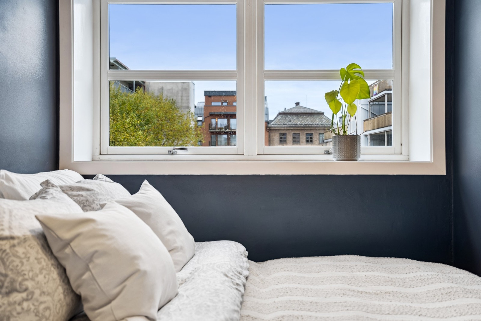 Her er det plass til en stor seng, og tilhørende ønsket møblement. Galleribilde