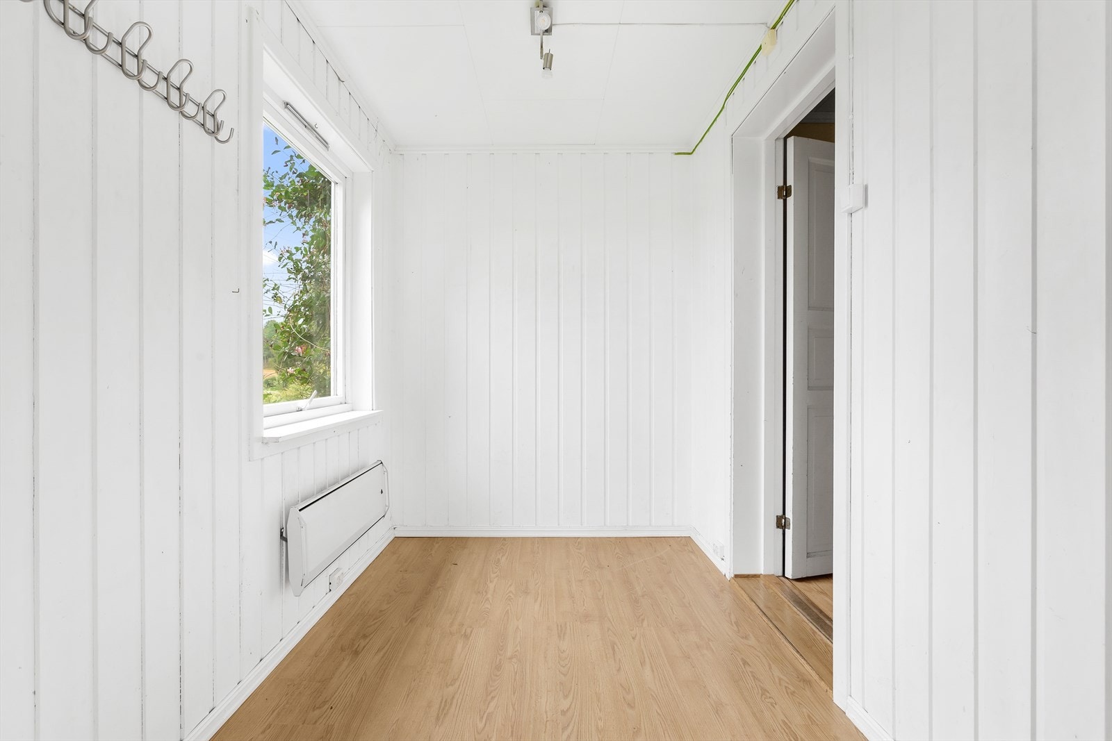 Velkommen inn til lys entré med plass til å henge fra seg sko og yttertøy. Galleribilde