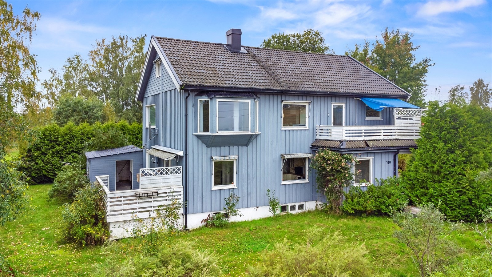 Boligen ligger høyt i terrenget på en stor tomt med landlig utsikt. Galleribilde