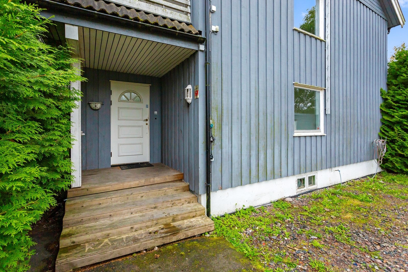 Boligen har adkomst fra overbygd inngangsparti med utebelysning og platting. Galleribilde