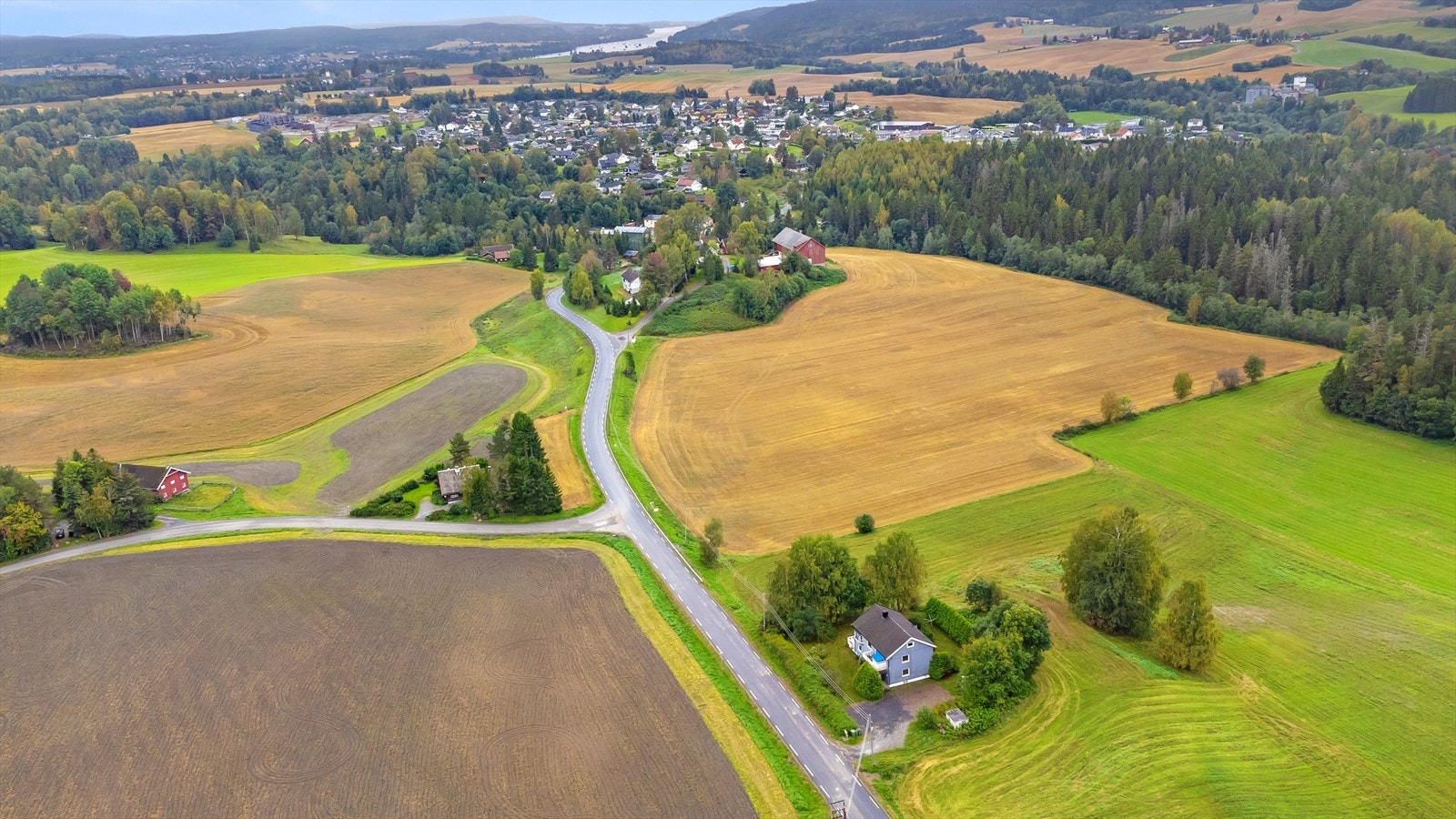 Området gir mulighet for offentlig kommunikasjon via buss, hvorav nærmeste holdeplass er Veslesjea og ligger ca. 100 m fra boligen - evt. Lørenfallet i sentrum, som er ca. 1 km unna boligen. Galleribilde