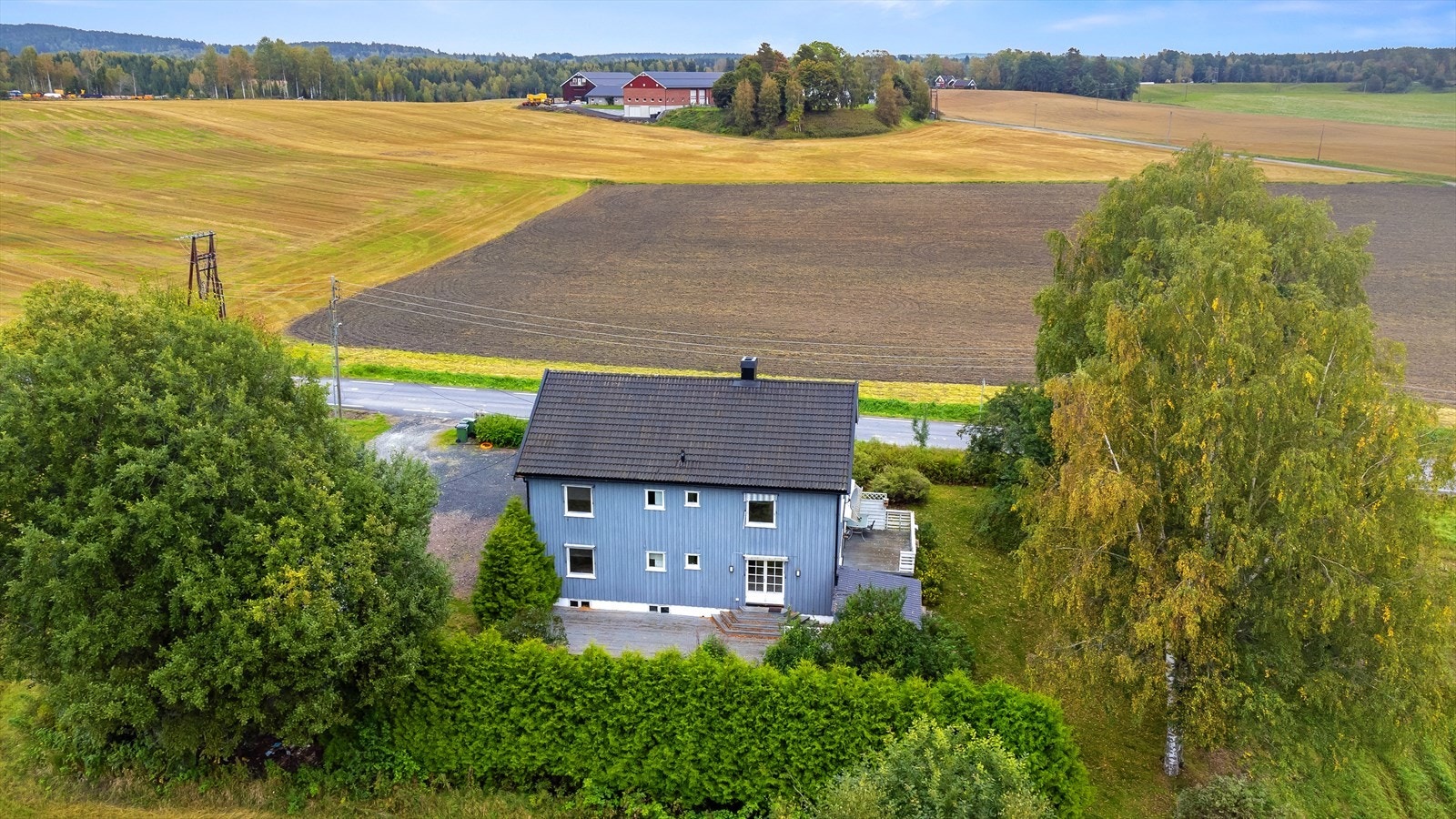 Boligens tomt er på hele 1274 kvm, og boligen har mye potensiale. Galleribilde