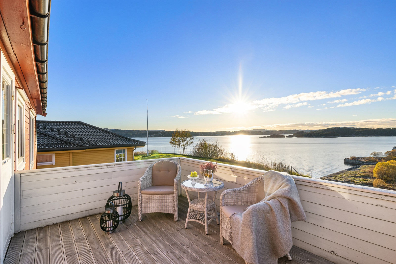 Follese- Frittliggende stor hel tomannsbolig. Nydelig sjøutsikt over Hjeltefjorden. Vestvendt solrik beliggenhet.