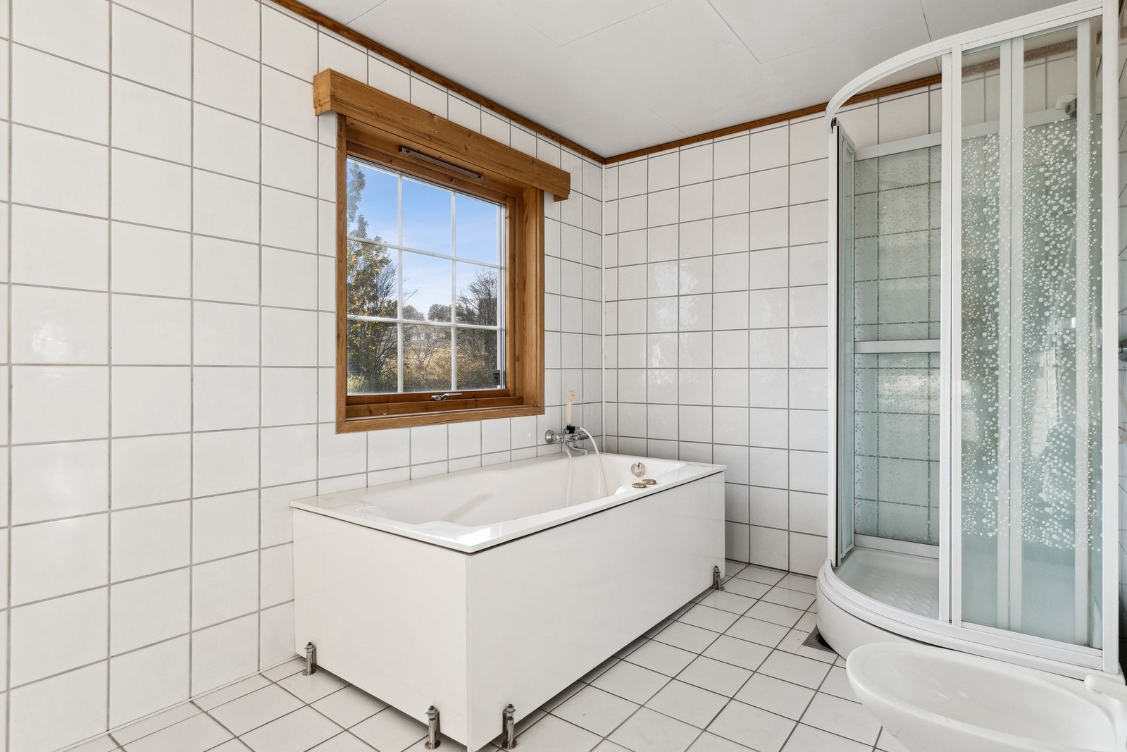 Bad med opplegg for badekar og dusjkabinett. Galleribilde