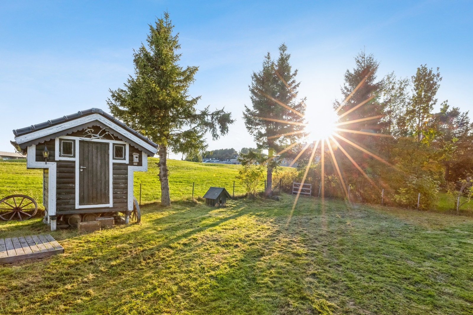 Sørvendt hage med utsikt til store flotte friområder. Galleribilde