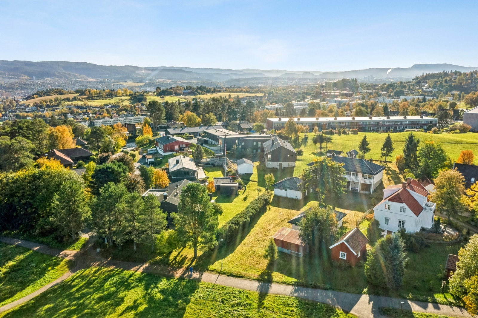 Veletablert, rolig og attraktivt område med tursti som leder rett opp til Bymarka. Galleribilde