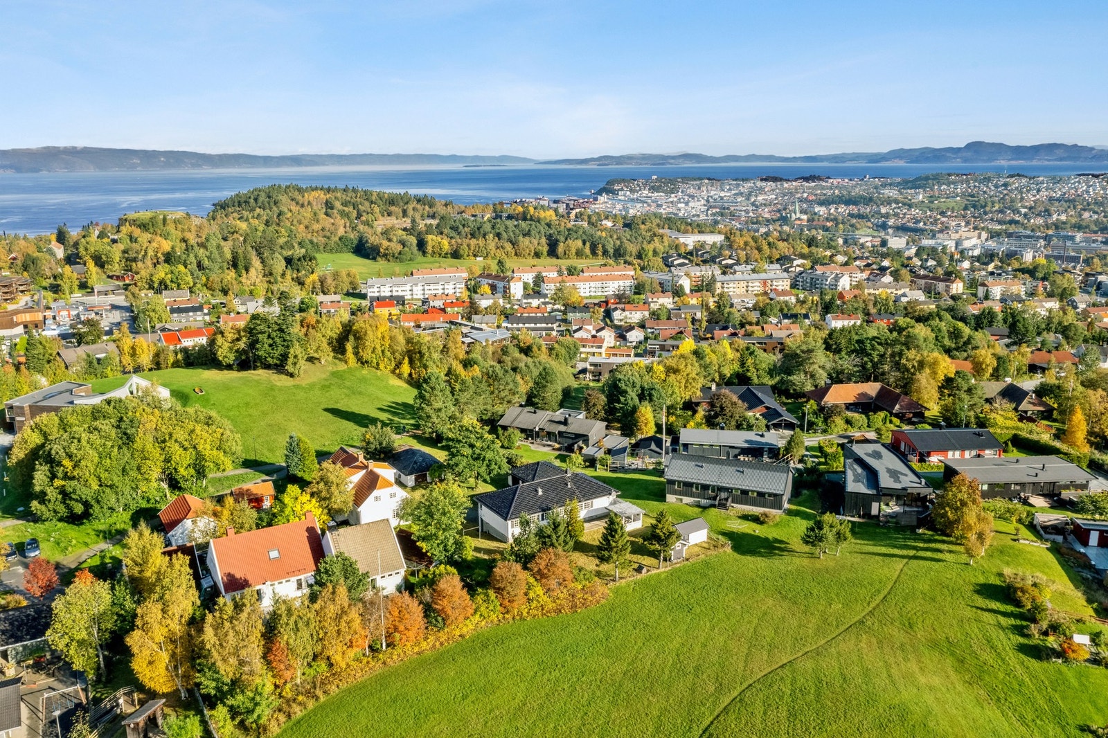 Kort vei til sentrum. Ca. 8-10 min med bil. Galleribilde