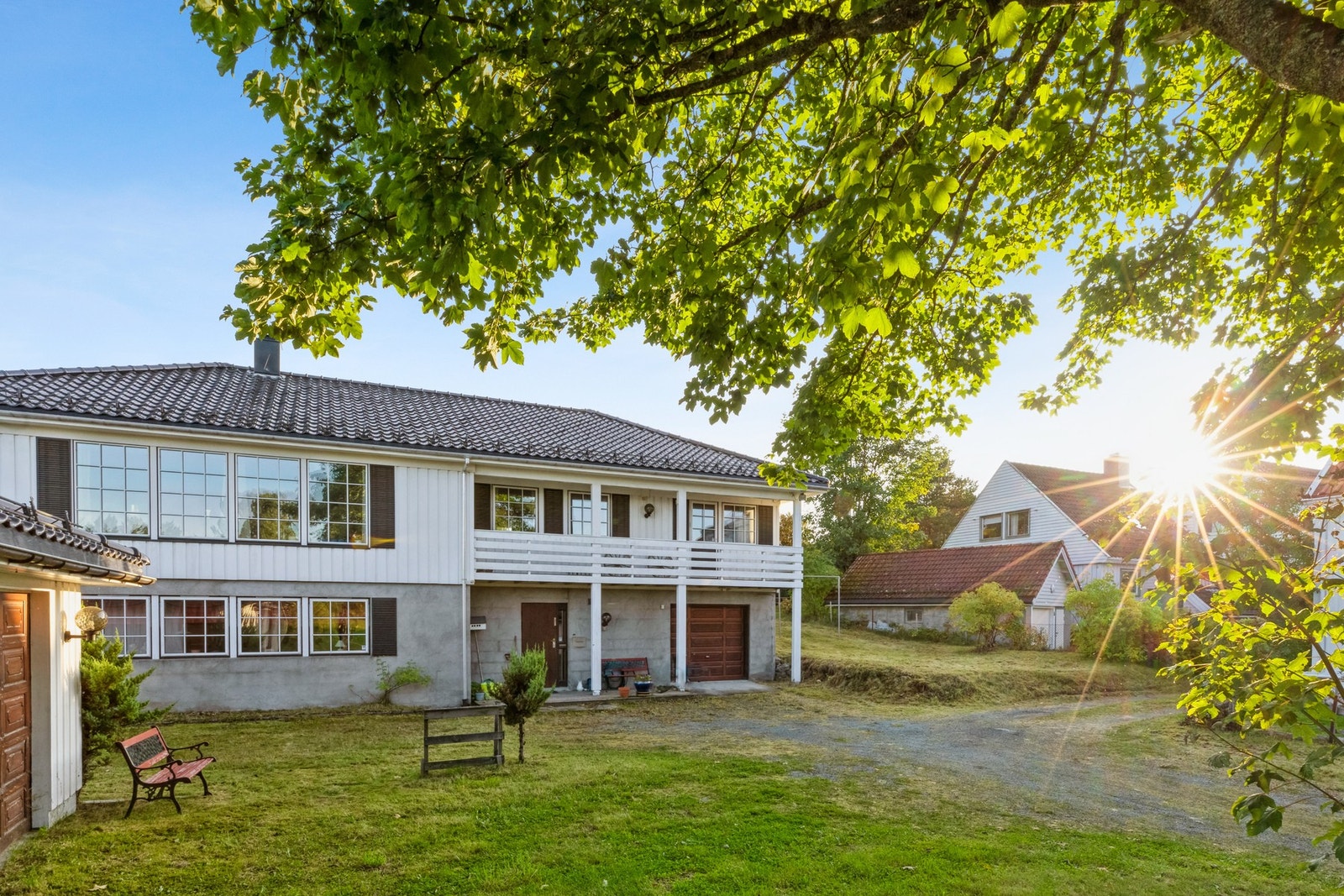 Innkjøringen til tomten kommer fra Gamle Oslovei i vest. Galleribilde