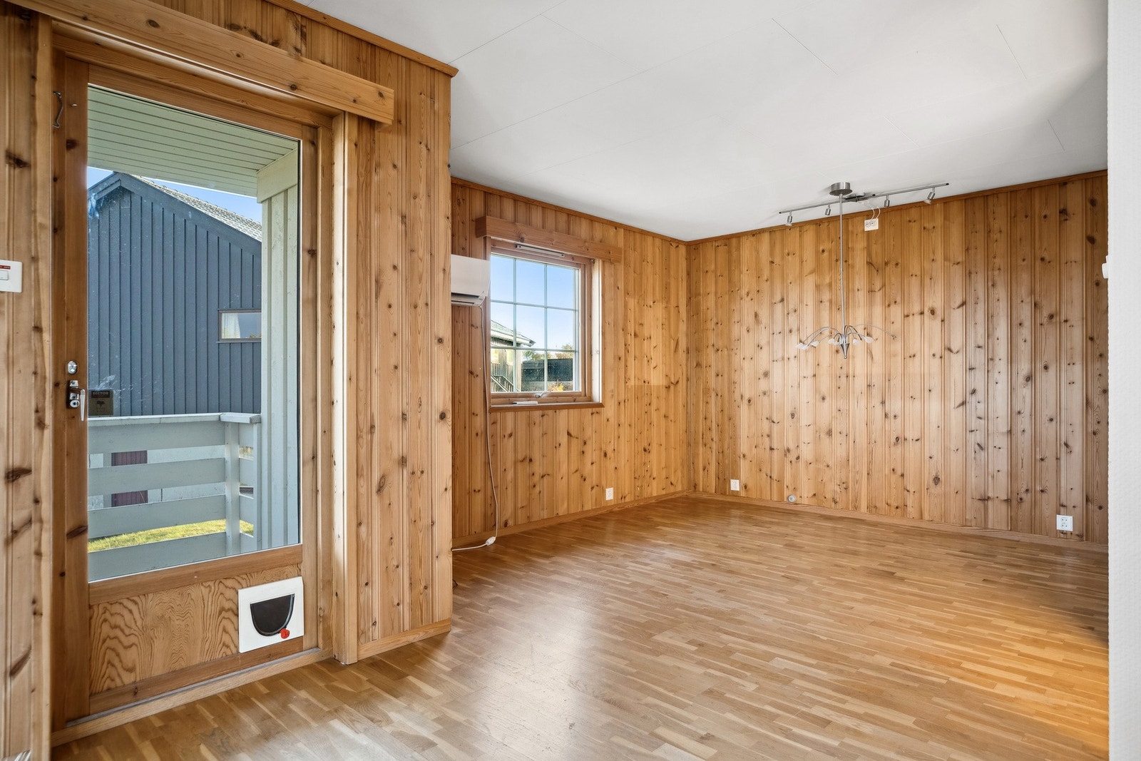 Utgang til veranda fra stuen/spisestuen Galleribilde