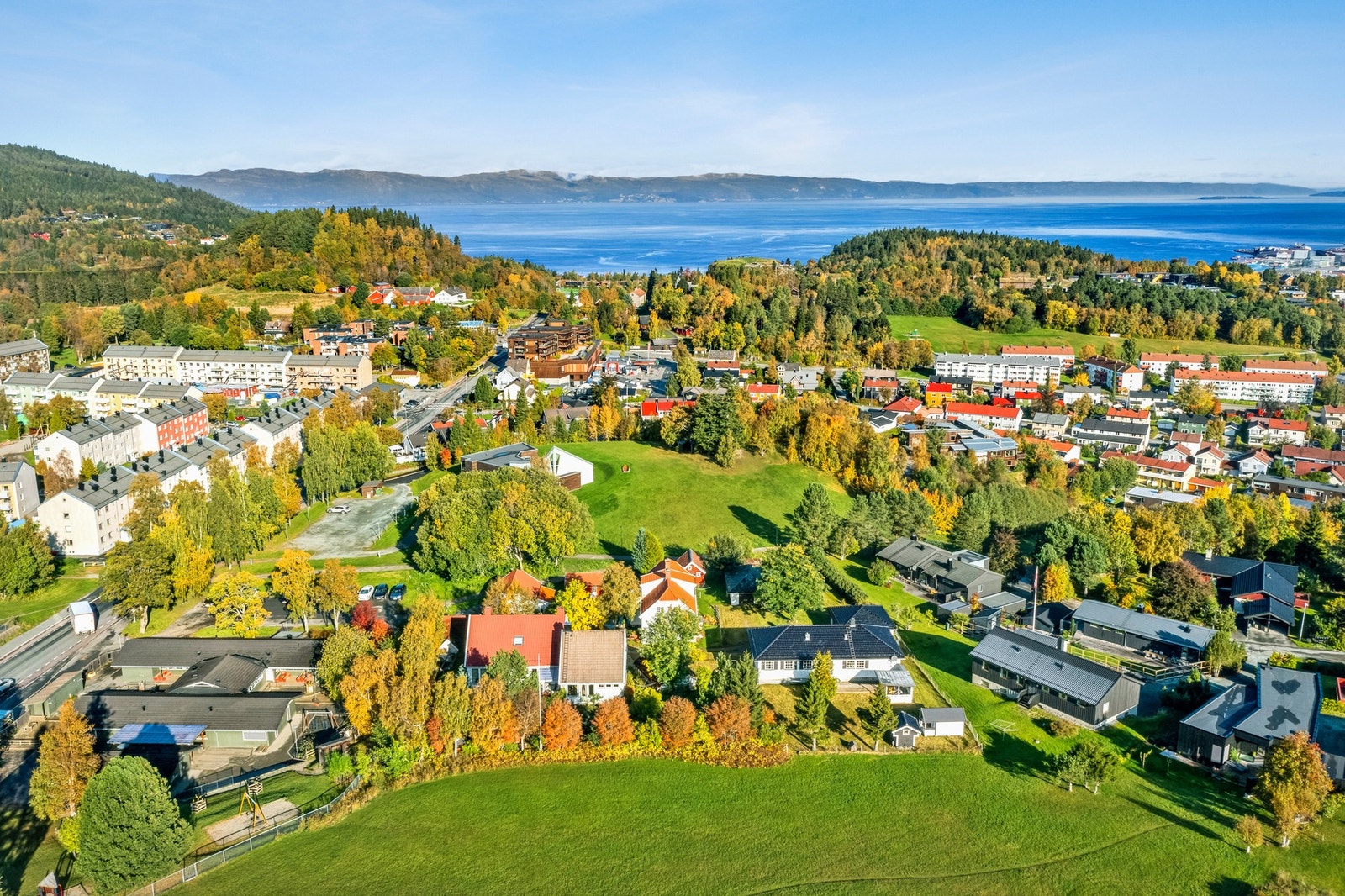 Tomtene ligger med store flotte friområder på hver side. Galleribilde