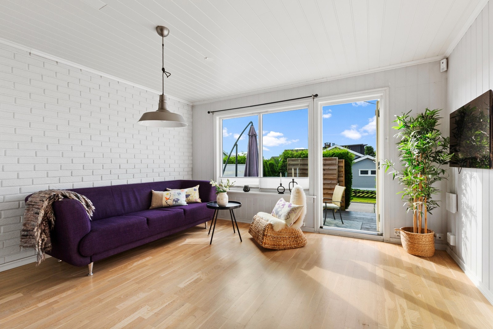 Stue med gode vindusflater gir godt med lys inn i rommet! Galleribilde