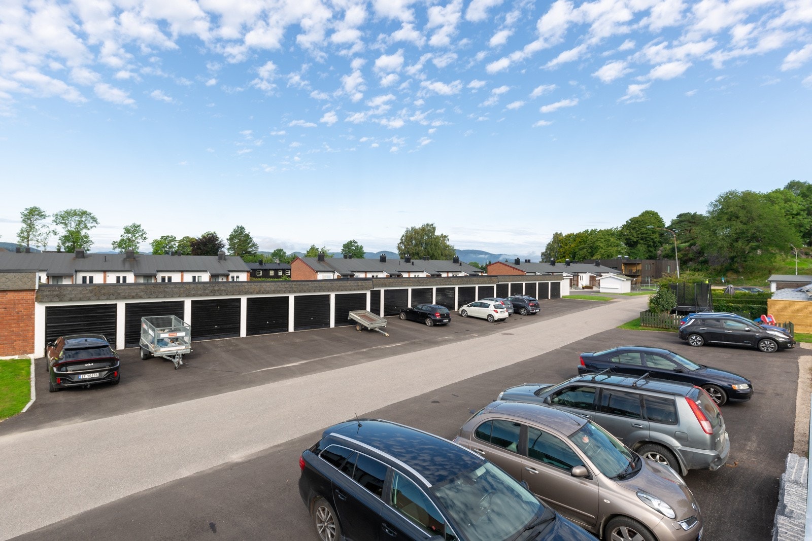 Det finnes garasjer i borettslaget, disse tildeles etter ventelisteordning Galleribilde