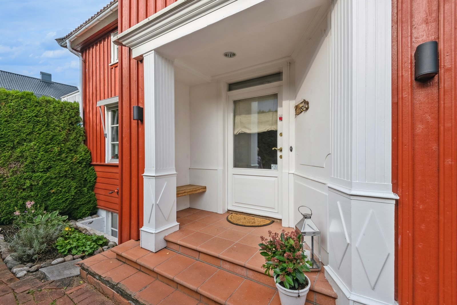 Overbygd inngangsparti med downlight i himlingen. Galleribilde