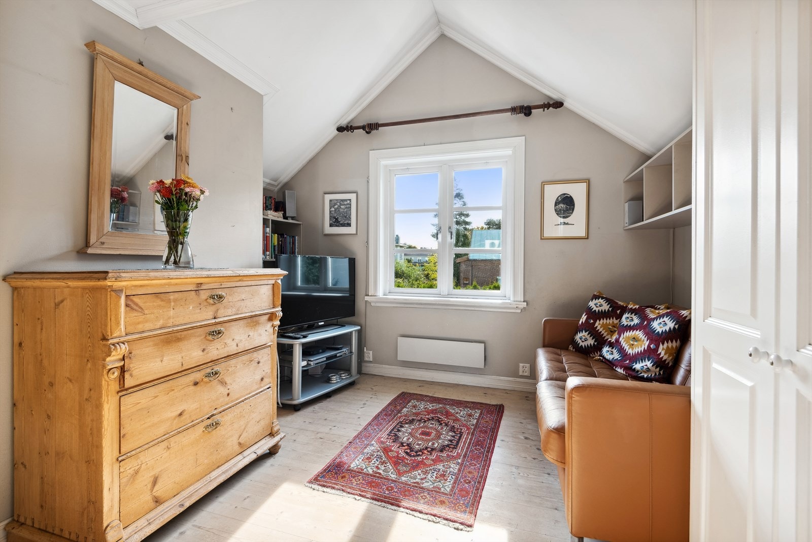 Oppholdsavdeling i gangen i 2.etg som egner seg godt som en ekstra TV-stue, lekestue for barna, kontor e.l. Galleribilde