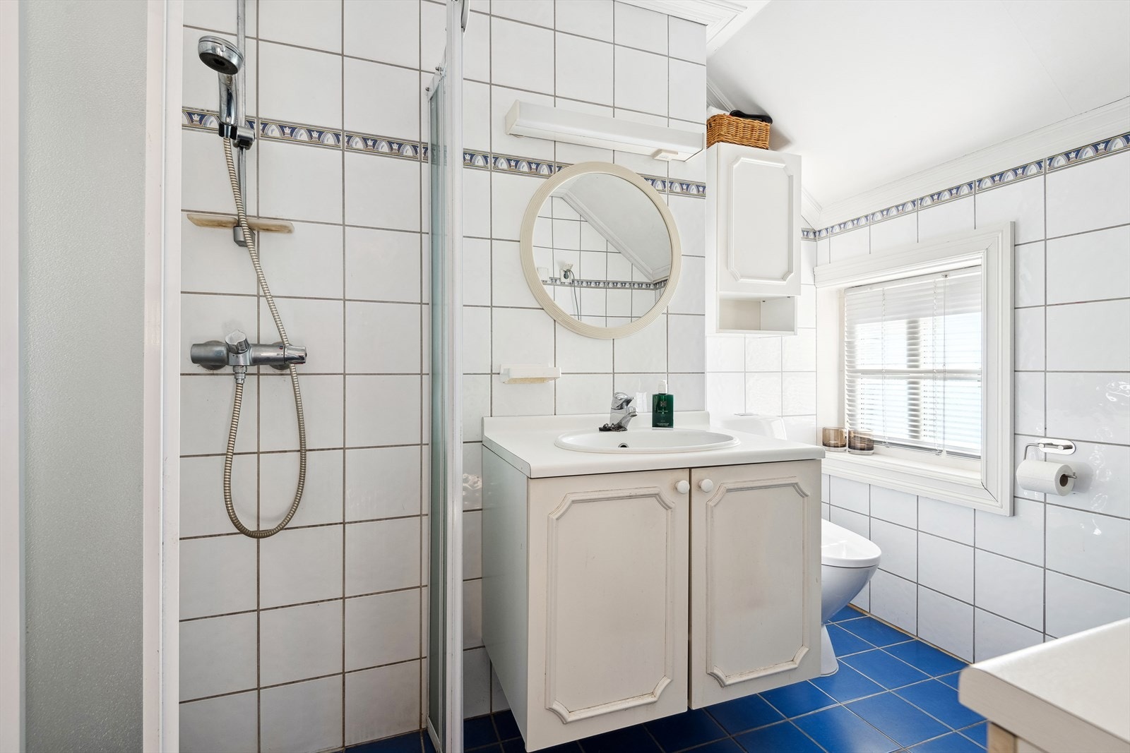 I denne etasjen er det to flislagte baderom fra byggeår. Nye toalett ble montert i 2020. Galleribilde