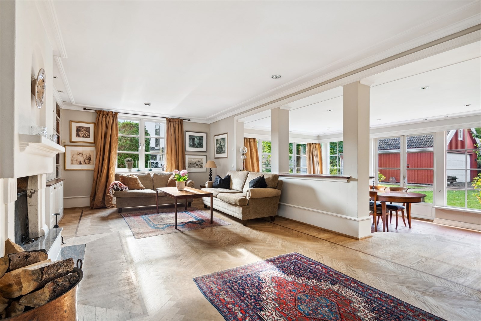 Pene overflater med fiskebensparkett, lysmalte vegger og downlights i himlingen. Galleribilde