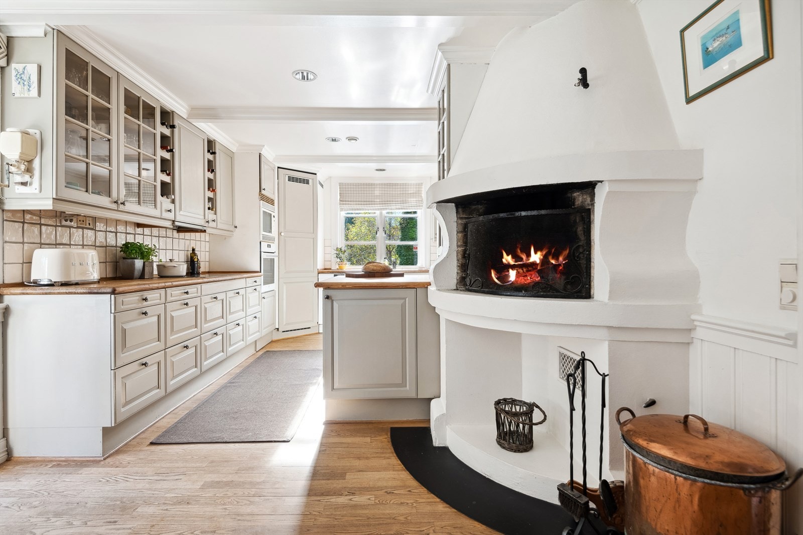 På kjøkkenet er det en meget koselig innmurt peis Galleribilde